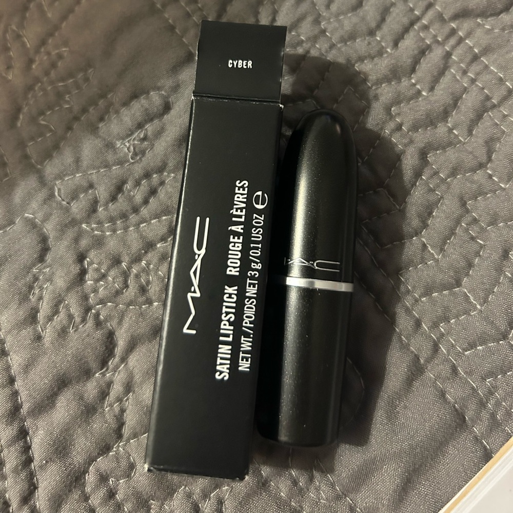 MAC SATIN LIPSTICK 3 G / .1 OZ	- CYBER New in Box